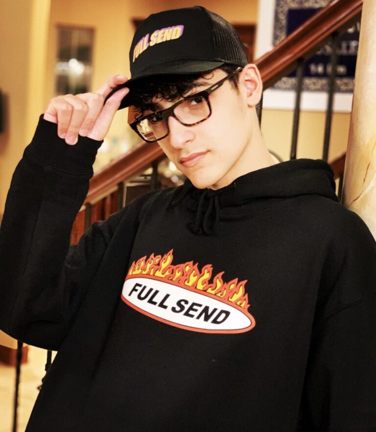 Entertainer and Streamer Absorber On Interacting With Online Audiences